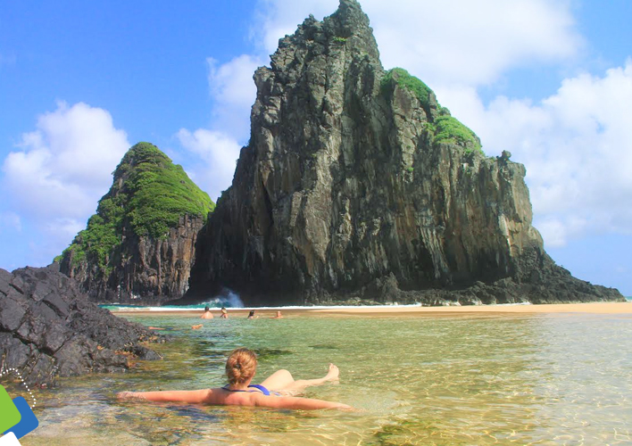 Nesse passeio pelas praias de Noronha, você pode relaxar em águas cor de esmeralda que banham a ilha.